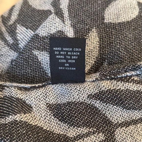 Noelle Shawl Wrap Poncho Black Gray Leaf Design Fringe Hem One Size Fits Most - Picture 4 of 6